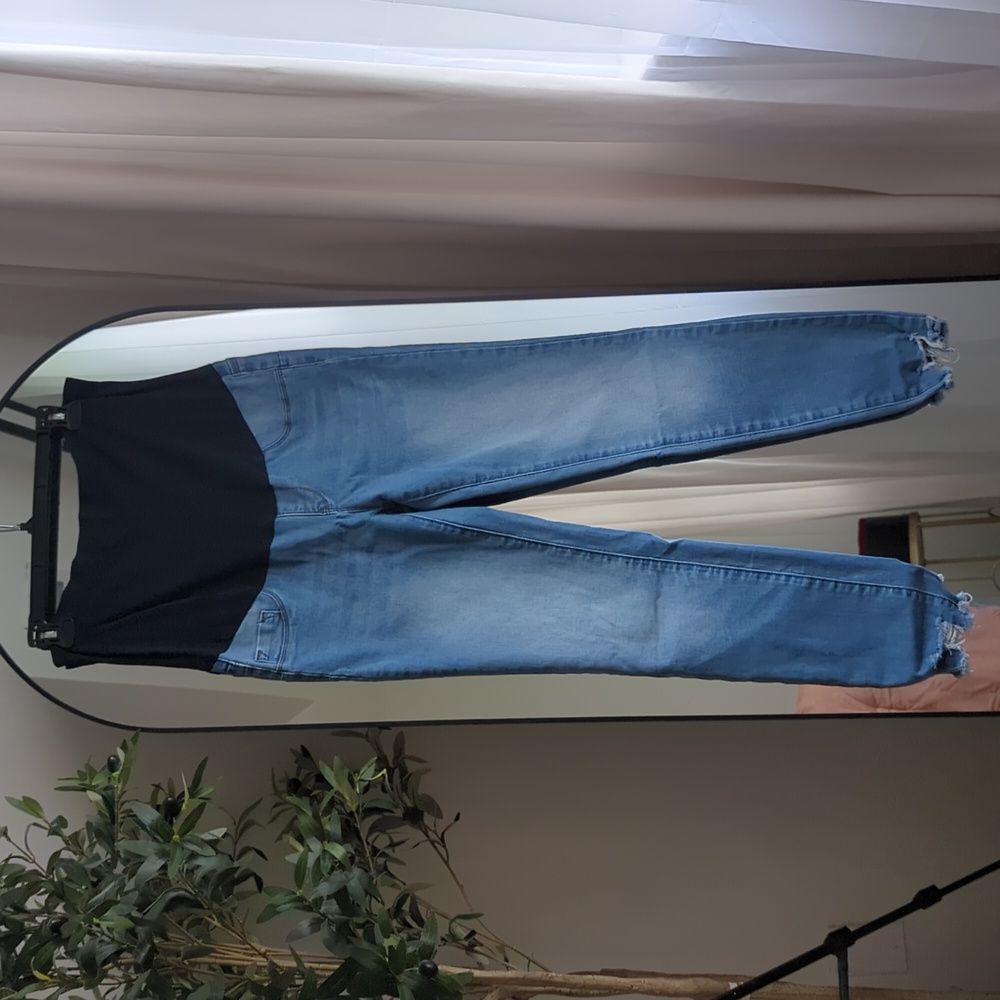 PinkblushMaternity Light Wash Denim Jeans